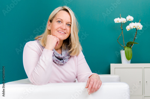 Photo: zufriedene frau zuhause zufriedene frau zuhause
