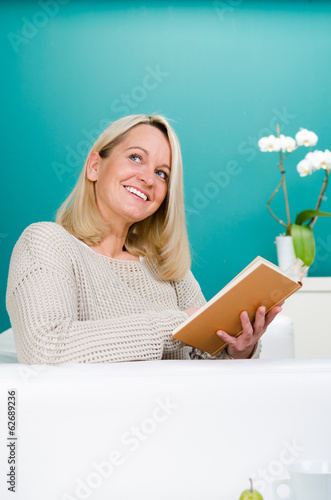 Photo: fröhliche frau liest ein buch fröhliche frau liest ein buch