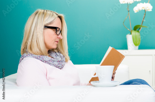 Photo: frau liest entspannt in einem buch frau liest entspannt in einem buch