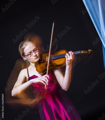 Photo: Teenager-Mädchen spielt Geige Teenager-Mädchen spielt Geige