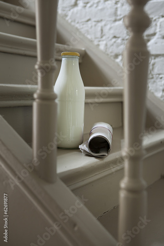 Photo: Milchflasche und Zeitung auf Treppe Milchflasche und Zeitung auf Treppe