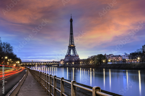 Photo: Tour Eiffel Paris et Pont Bir-Hakeim Tour Eiffel Paris et Pont Bir-Hakeim