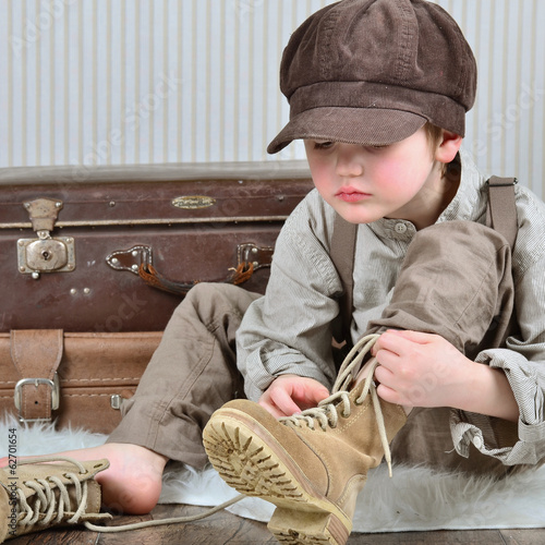 Photo: Junge beim Schuhe binden Junge beim Schuhe binden