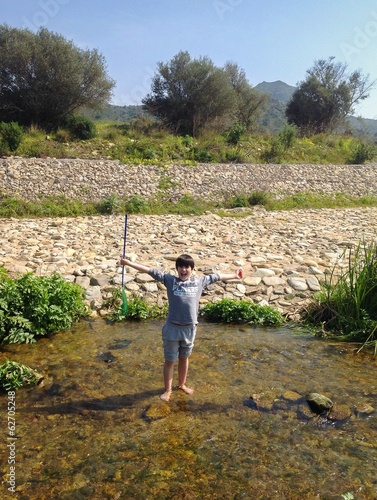 Instant Collection: Bambino nel torrente Bambino nel torrente