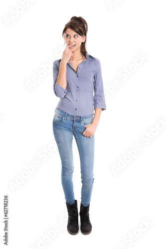 Photo: Junge nachdenkliche Frau in engen Jeans isoliert Junge nachdenkliche Frau in engen Jeans isoliert