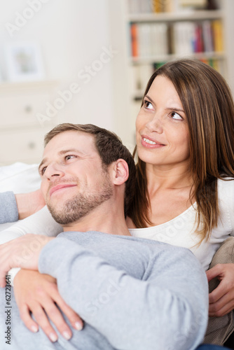 Photo: entspanntes paar kuschelt auf dem sofa entspanntes paar kuschelt auf dem sofa