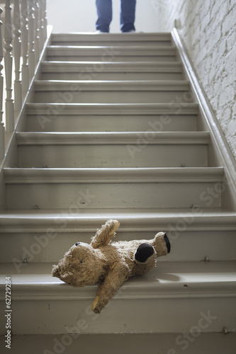 Photo: Teddybär auf Treppe Teddybär auf Treppe