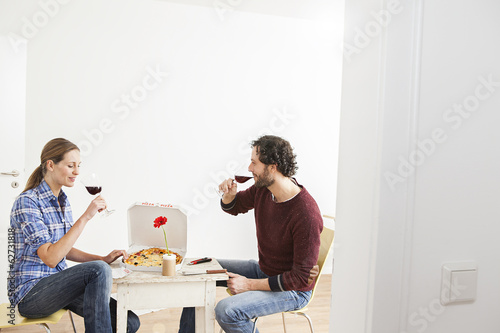 Photo: Paar trinkt Getränk im neuen Haus Paar trinkt Getränk im neuen Haus