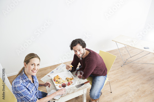 Photo: Paar Mittagessen im neuen Haus Paar Mittagessen im neuen Haus