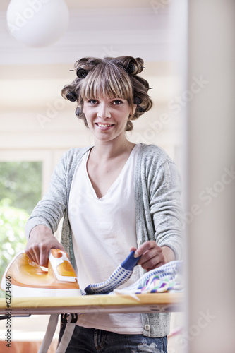 Photo: Deutschland, Köln, junge Frau Bügeltücher Deutschland, Köln, junge Frau Bügeltücher
