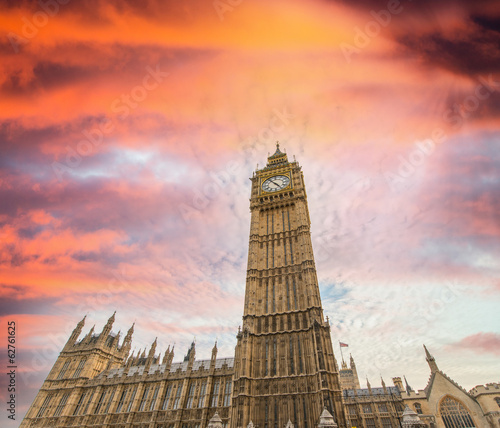 Photo: Westminster Palace under a beautiful sunset sky - London Westminster Palace under a beautiful sunset sky - London
