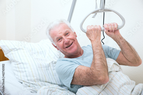 Photo: Senior im Bett Krankenhaus Senior im Bett Krankenhaus