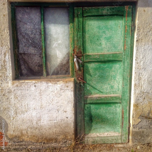 Instant Collection: altes Tür und Fenster in Grün altes Tür und Fenster in Grün