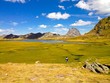 vista de un paisaje entre montañas vista de un paisaje entre montañas