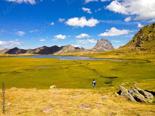 Instant Collection: vista de un paisaje entre montañas vista de un paisaje entre montañas