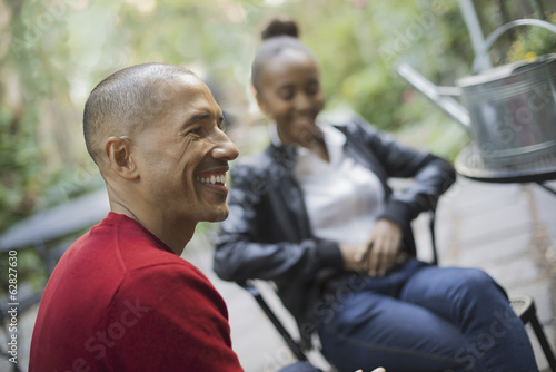 Foto: Scenes from urban life in New York City. A man and a teenage girl sitting outdoors. Laughing. Scenes from urban life in New York City. A man and a teenage girl sitting outdoors. Laughing.