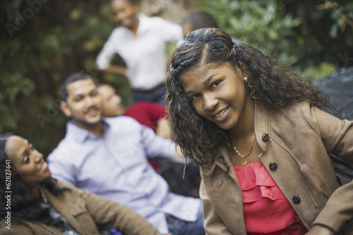 Foto: Scenes from urban life in New York City. A group of friends sitting together in a leafy square. Men and women. A teenage girl in the fore. Scenes from urban life in New York City. A group of friends sitting together in a leafy square. Men and women. A teenage girl in the fore.