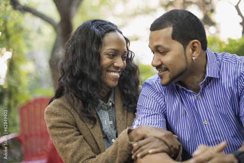 Foto: Scenes from urban life in New York City. A man and a woman, a couple with linked arms sitting side by side. Scenes from urban life in New York City. A man and a woman, a couple with linked arms sitting side by side.