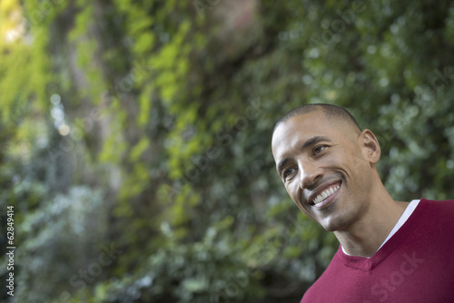 Foto: Scenes from urban life in New York City. A man smiling, in a relaxed mood, in a leafy space. Scenes from urban life in New York City. A man smiling, in a relaxed mood, in a leafy space.