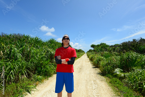 Photo: 久高島の綺麗な自然と走る男性 久高島の綺麗な自然と走る男性
