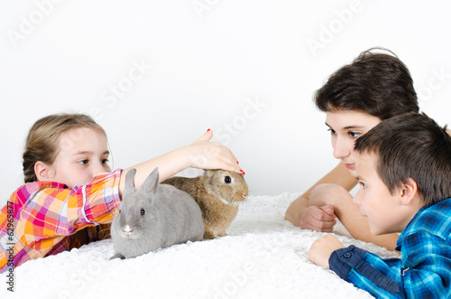 Photo: Kinder mit zwei Hasen Kinder mit zwei Hasen
