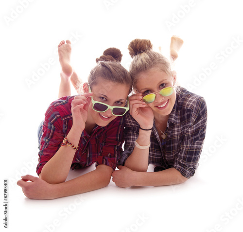 Photo: Teenager mit Sonnenbrillen Teenager mit Sonnenbrillen