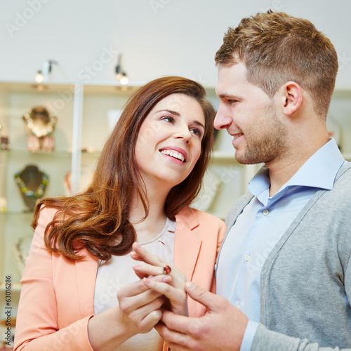 Photo: Verliebtes Paar beim Juwelier Verliebtes Paar beim Juwelier