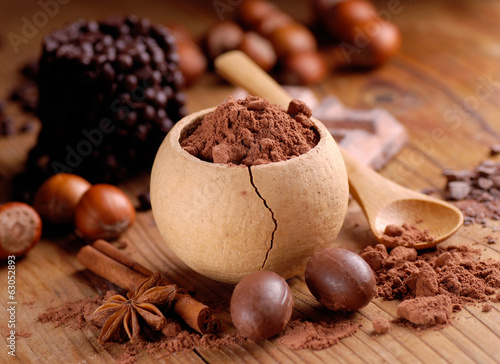 Photo: cacao in polvere nel piccolo contenitore di legno cacao in polvere nel piccolo contenitore di legno