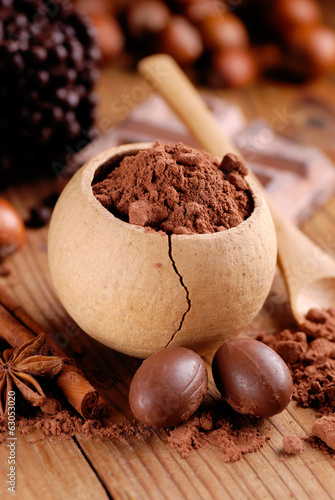 Photo: cacao in polvere nel piccolo contenitore di legno cacao in polvere nel piccolo contenitore di legno