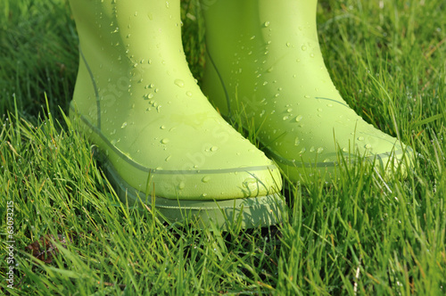 Photo: gouttes d'eau sur bottes en caoutchouc gouttes d'eau sur bottes en caoutchouc