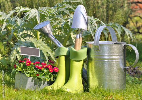 Photo: outils, arrosoir et bottes pour jardinage outils, arrosoir et bottes pour jardinage