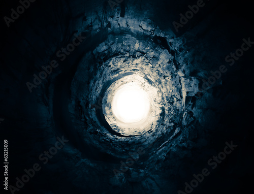 Fotoobraz na płótnie Tajemniczy niebieski tunel do światła. Droga do innego świata.