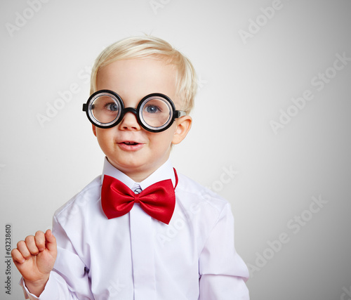 Photo: Lustiger Junge mit dicker Brille Lustiger Junge mit dicker Brille
