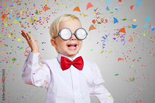 Photo: Kind feiert Einschulung mit Konfetti Kind feiert Einschulung mit Konfetti