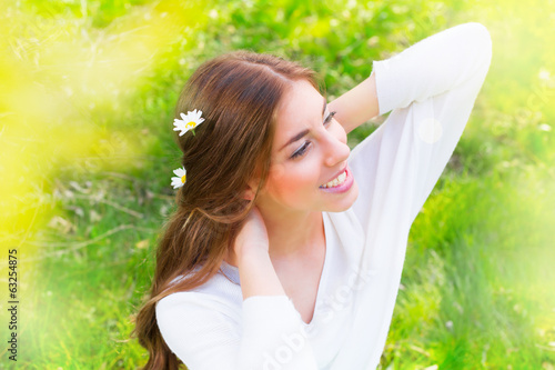 Photo: yunges mädchen im frühling draußen yunges mädchen im frühling draußen