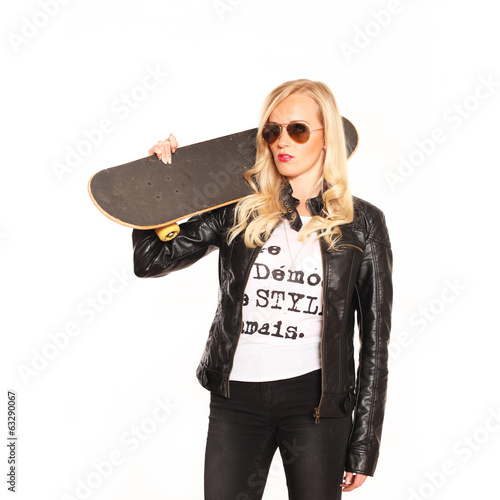 Photo: Skatergirl mit Lederjacke und Sonnenbrille Skatergirl mit Lederjacke und Sonnenbrille