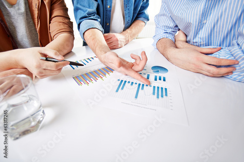 Photo: Presenting report Presenting report