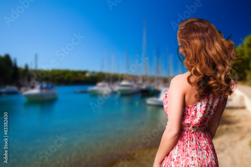 Photo: junge Frau im Sommerkleid vor Yachthafen-Szene junge Frau im Sommerkleid vor Yachthafen-Szene