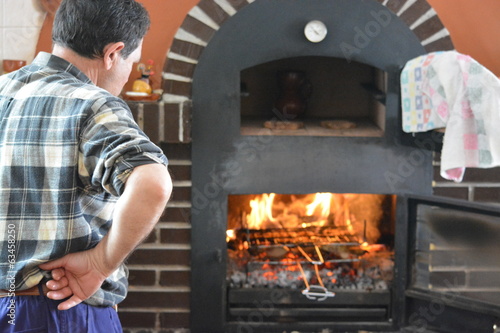 Photo: Hombre preparando barbacoa de carne para comer Hombre preparando barbacoa de carne para comer
