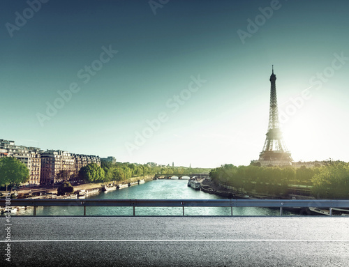 Photo: Eiffel Tower and road in sunrise time Eiffel Tower and road in sunrise time