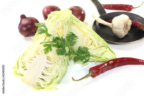Photo: Spitzkohl mit Zwiebeln und Pfanne Spitzkohl mit Zwiebeln und Pfanne