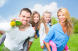 attraktive europäische familie im frühling attraktive europäische familie im frühling