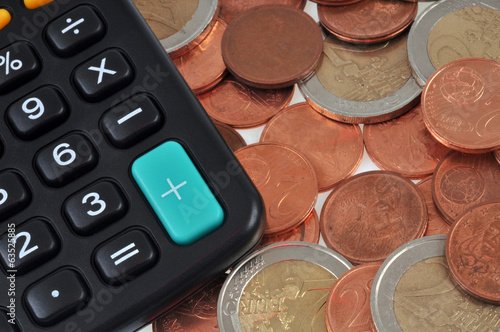 Photo: Pièces de monnaie et calculatrice Pièces de monnaie et calculatrice
