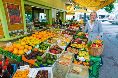 Photo: Frau am Obstmarkt mit Einkaufskorb Frau am Obstmarkt mit Einkaufskorb