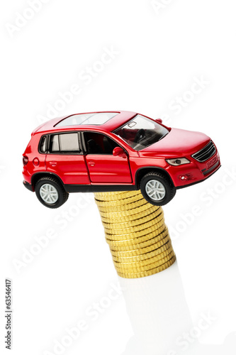 Photo: Steigende Autokosten. Auto auf Münzen Steigende Autokosten. Auto auf Münzen