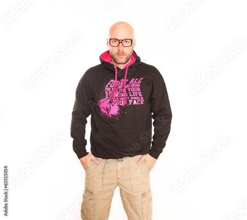 Photo: Mann mit schwarzem Hoodie Mann mit schwarzem Hoodie