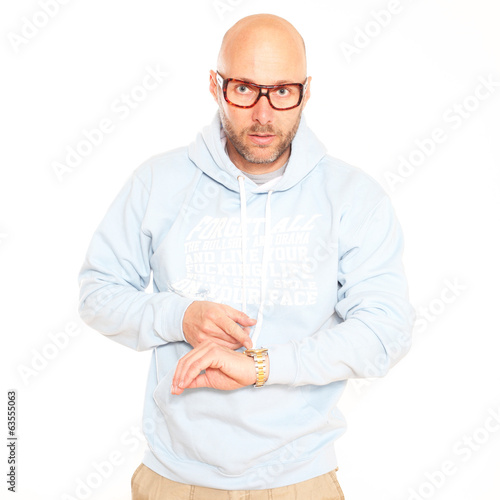 Photo: Mann mit Hoodie schau auf seine Uhr Mann mit Hoodie schau auf seine Uhr