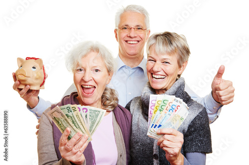 Photo: Senioren mit Geld und Sparschwein Senioren mit Geld und Sparschwein