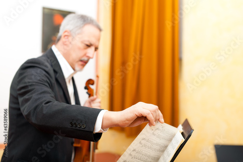 Photo: Man playing violin Man playing violin