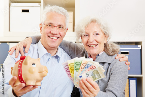 Photo: Lachendes Paar Senioren mit Geld und Sparschwein Lachendes Paar Senioren mit Geld und Sparschwein